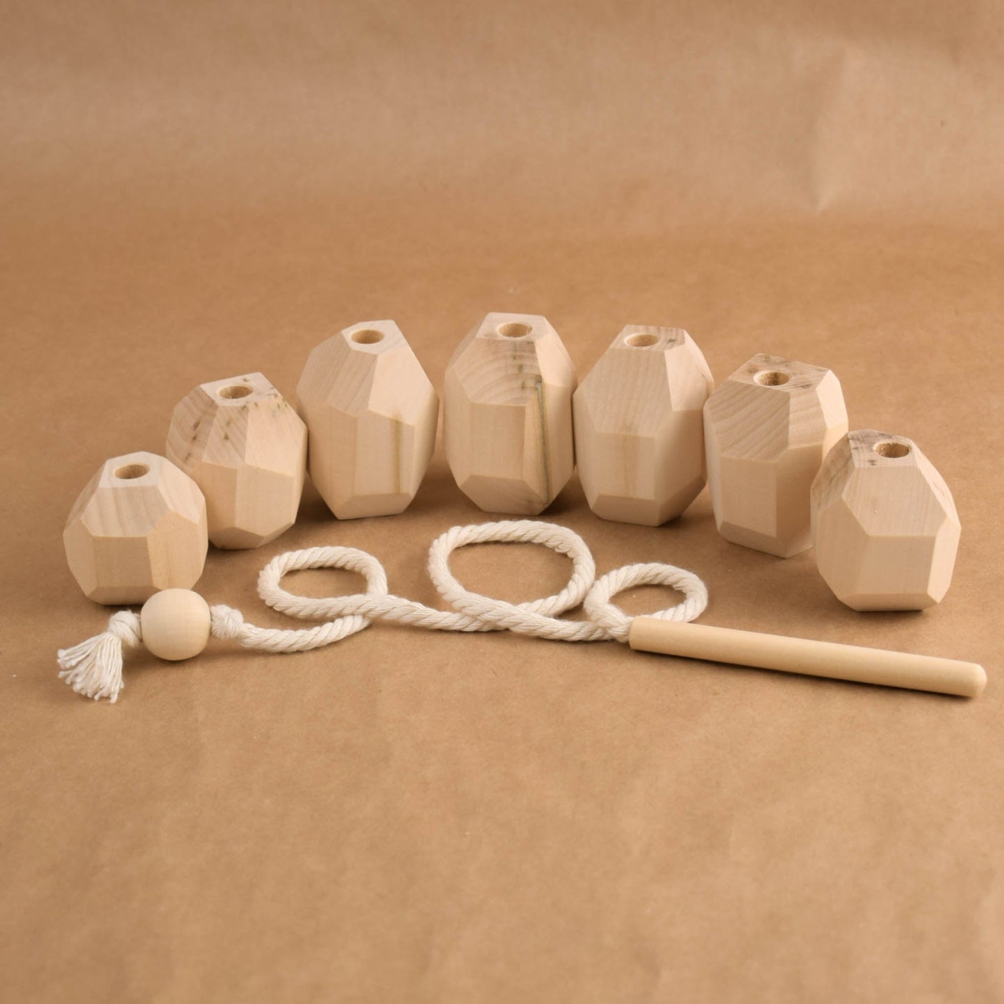 Juguete de cordones de madera para bebés que equilibran bloques sin terminar