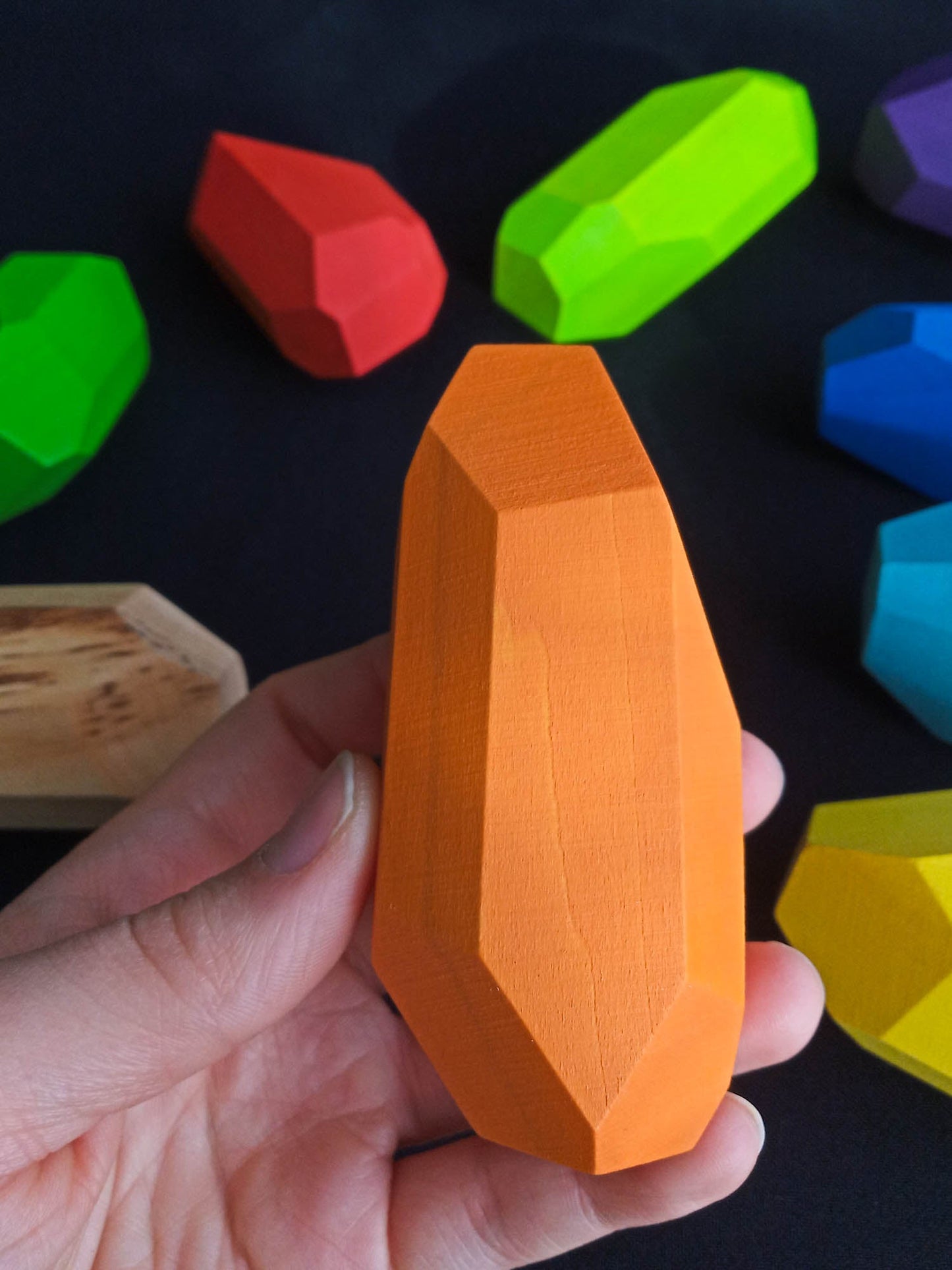 Piedras de equilibrio arcoíris alargadas