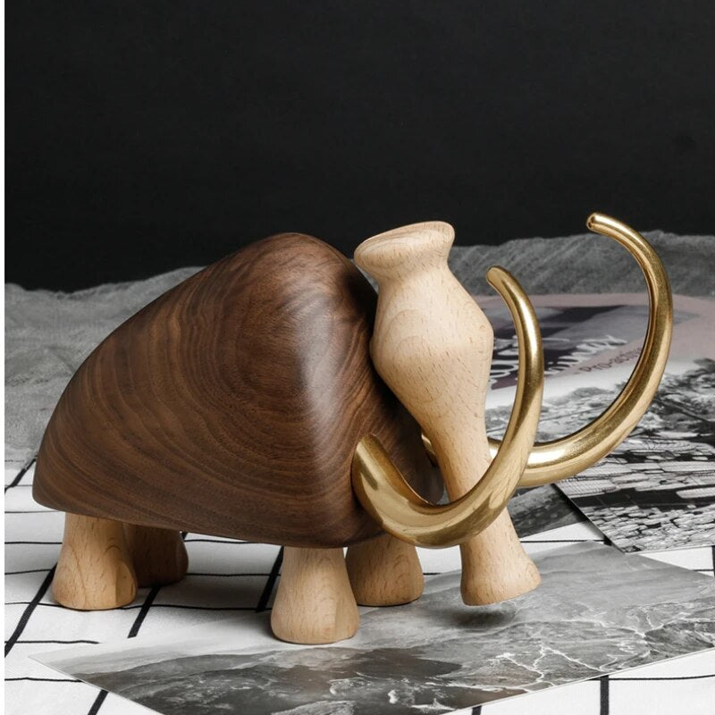 Erfreuen Sie Ihre Lieben mit diesem exquisiten Mammut-Holztier, das aus massivem Holz für eine elegante Optik gefertigt ist 