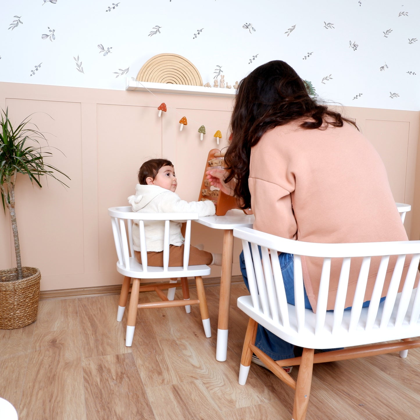 Hölzerner Kindertisch, Kinderstuhl und Kinderbank-Set anpassbar
